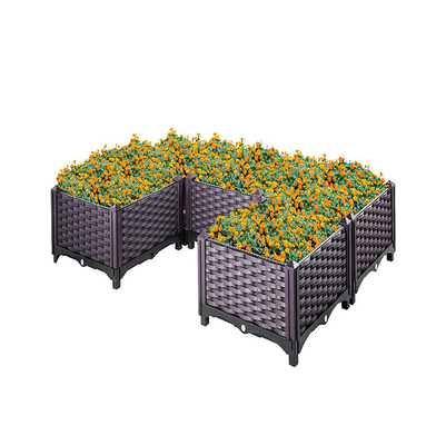 Hộp nhựa trồng cây trong vườn tưới tự động